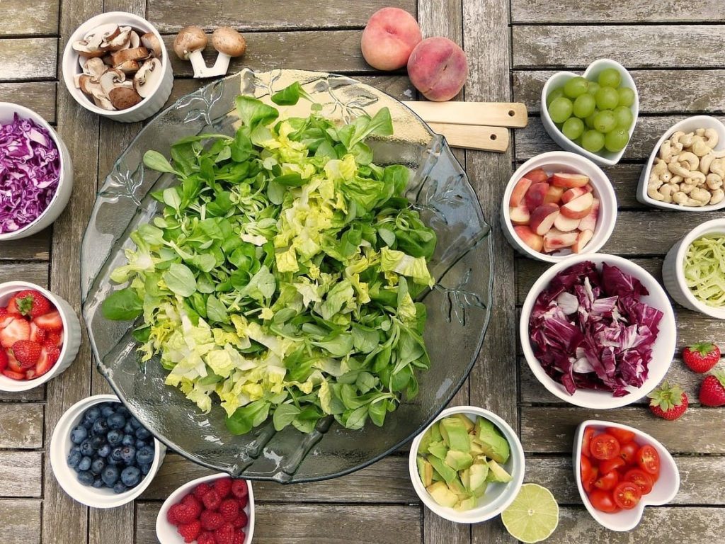 Un repas composé d'aliments sains, pour apprendre à prendre soin de son corps et de santé. Une alimentation équilibrée pour une meilleure santé.